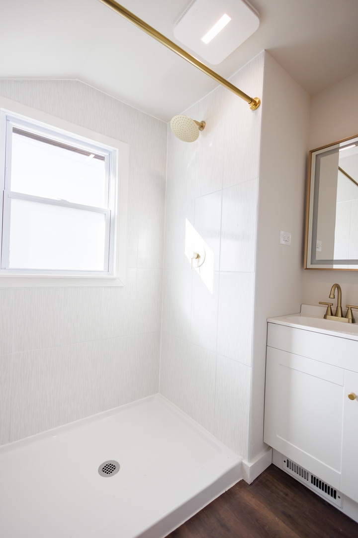 1240 West Merchant Street Kankakee, IL 60901 - Photo 16 of 25 a bathroom with a bathtub and a sink