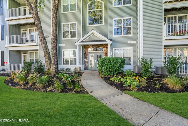 $490,000 | 394 St Andrews Place, Manalapan, NJ 07726