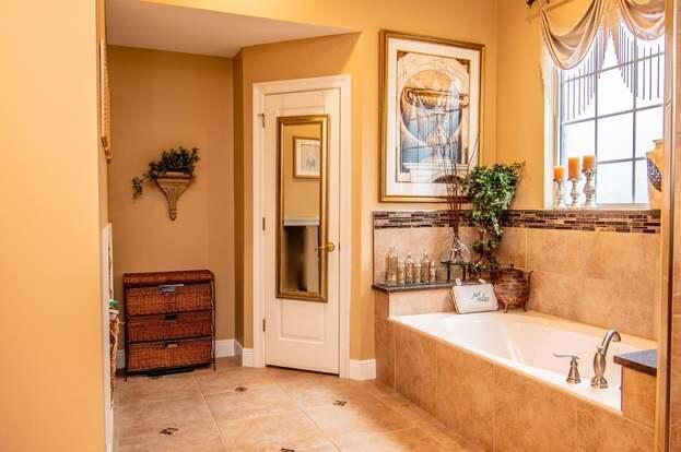 4202 Turtle Crossing Niceville, FL 32578 - Photo 12 of 17 Macgregor rental master bath full shot