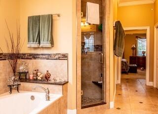 4202 Turtle Crossing Niceville, FL 32578 - Photo 13 of 17 Macgregor rental master bath tub