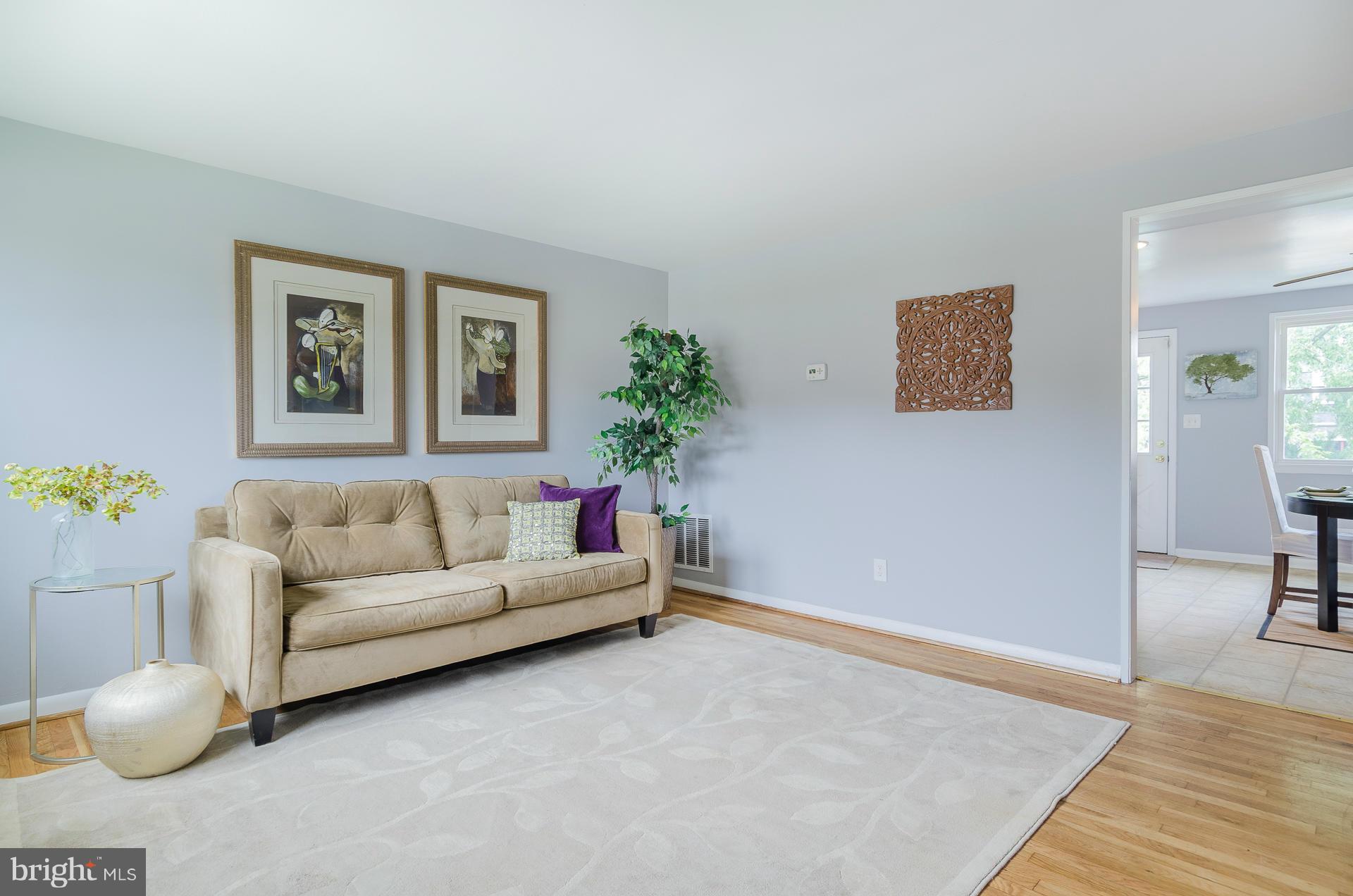 5204 Darien Road Baltimore, MD 21206 - Photo 2 of 27 Living Room