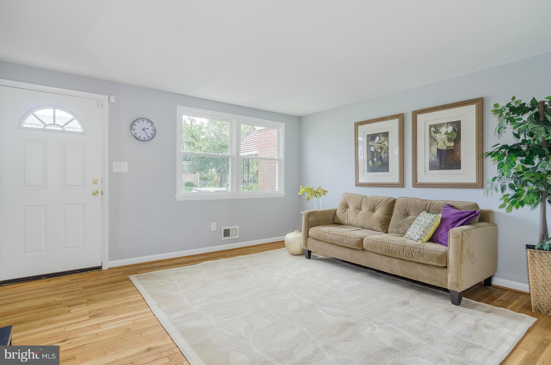 5204 Darien Road Baltimore, MD 21206 - Photo 4 of 27 Living Room