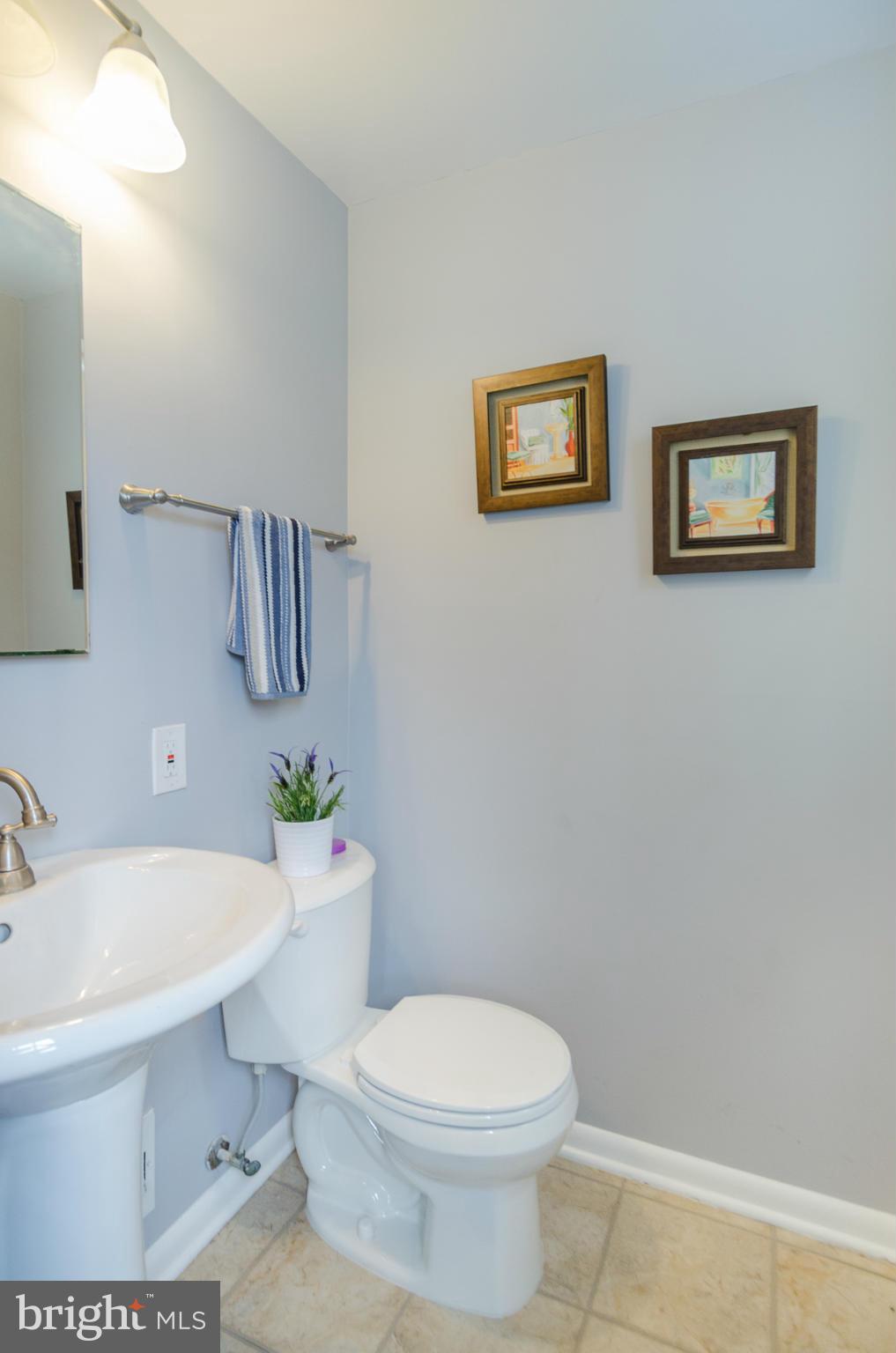 5204 Darien Road Baltimore, MD 21206 - Photo 9 of 27 Half Bath
