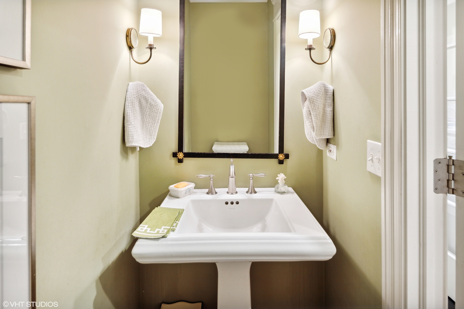 432 Fox Meadow Drive Northfield, IL 60093 - Photo 20 of 33 a bathroom with a sink and a mirror