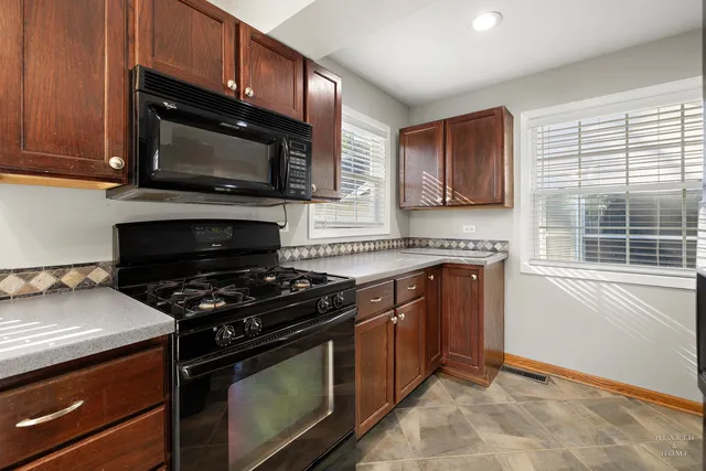 $395,000 | 25721 West Lakeview Avenue, Wauconda, IL 60084