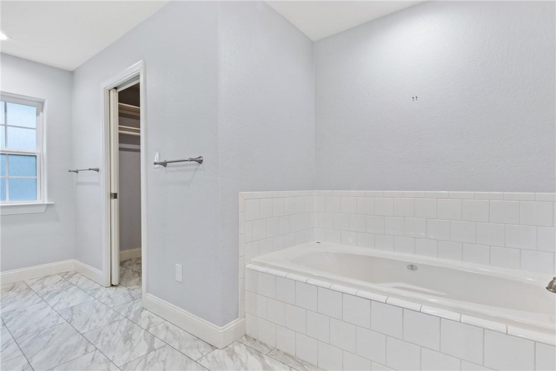 275 Woodruff Road Waco, TX 76705 - Photo 24 of 42 a bathroom with bathtub and shower