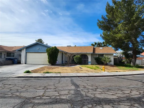 $2,575 | 1823 Niblick Circle, Las Vegas, NV 89142