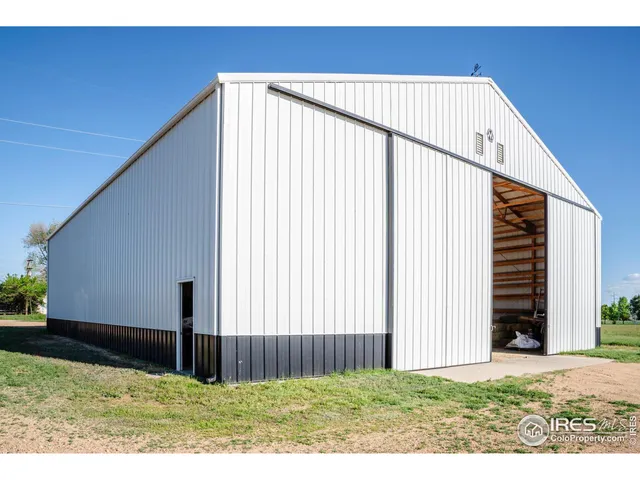 a view of a backyard with pathway