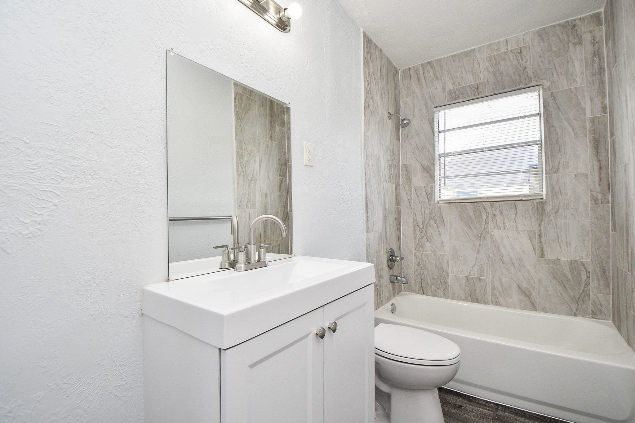941 Lucky Street Houston, TX 77088 - Photo 12 of 18 Hallway bathroom