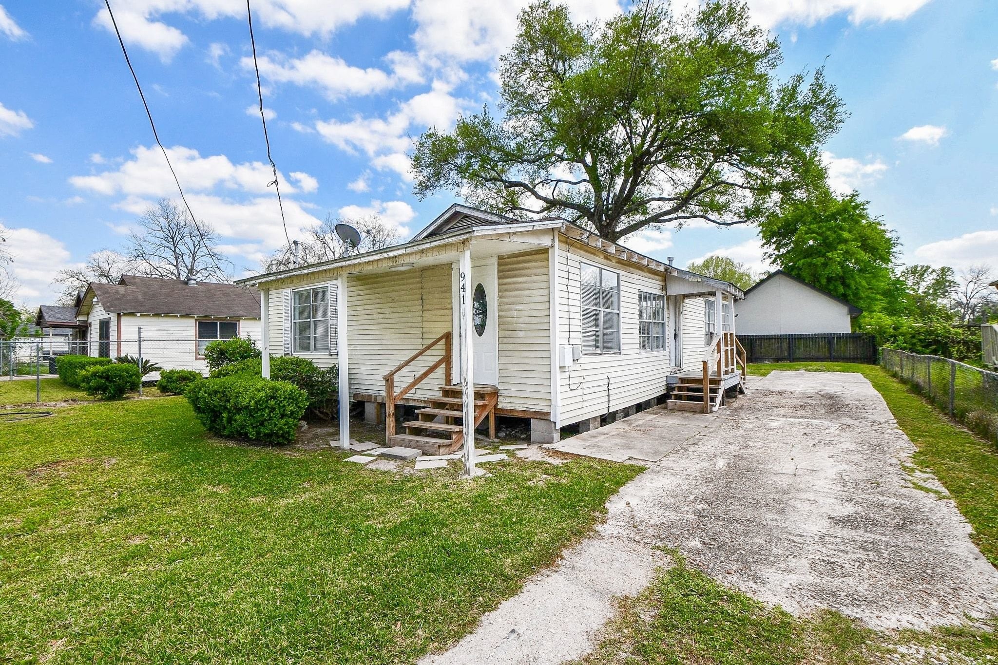 941 Lucky Street Houston, TX 77088 - Photo 16 of 18 Ample yard space with plenty of parking.