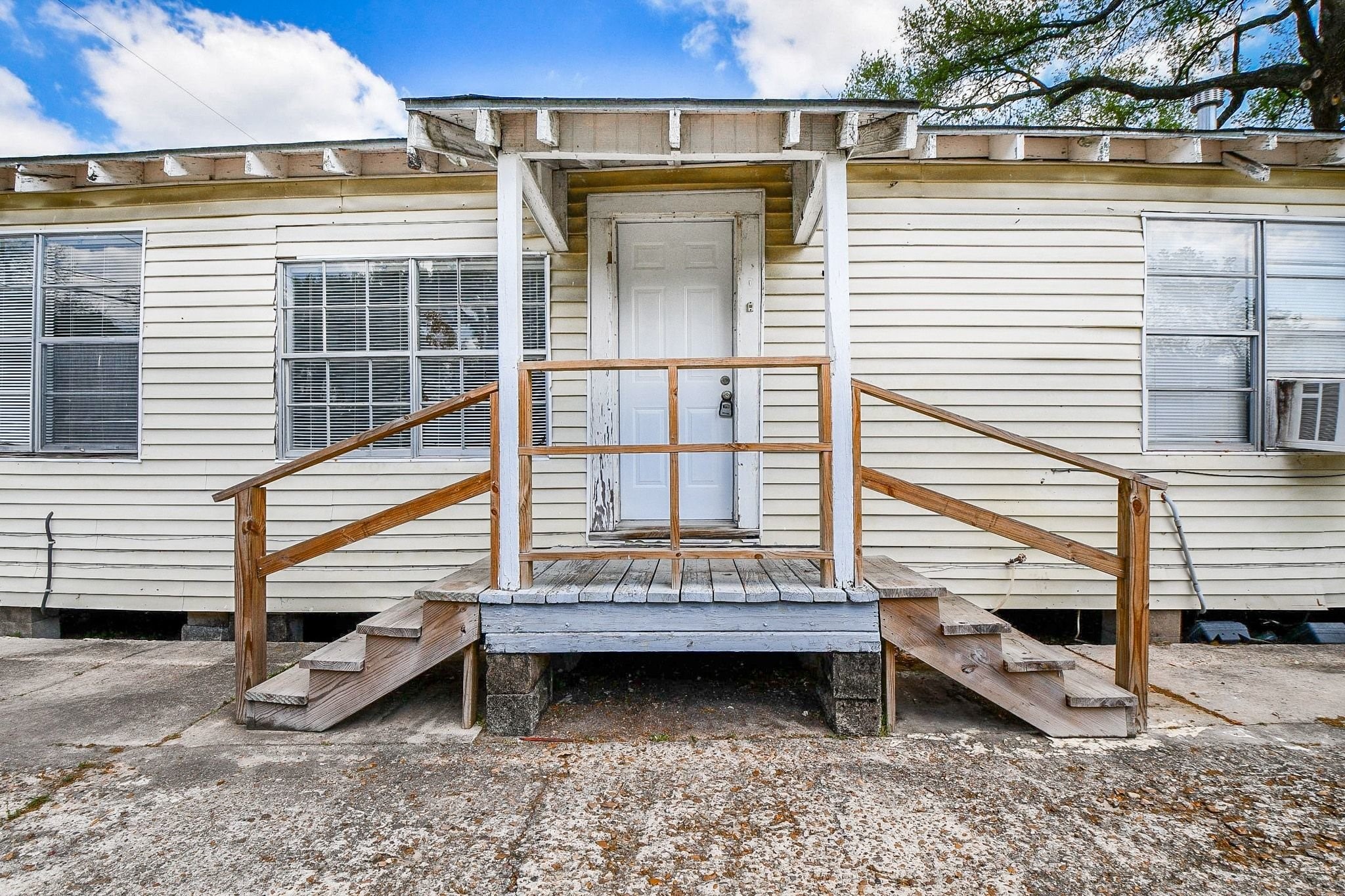 941 Lucky Street Houston, TX 77088 - Photo 17 of 18 Side entrance.