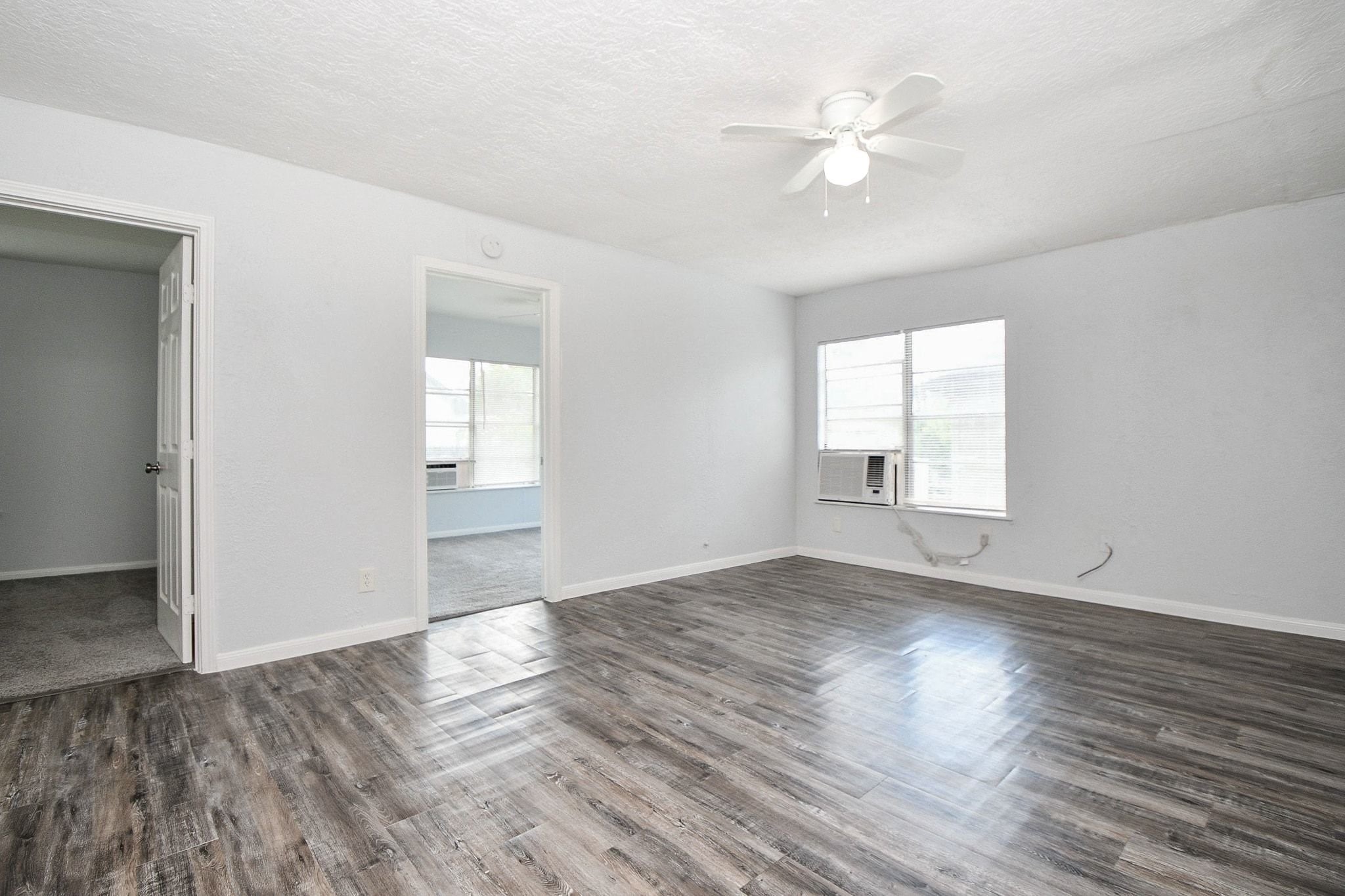 941 Lucky Street Houston, TX 77088 - Photo 4 of 18 Living room.