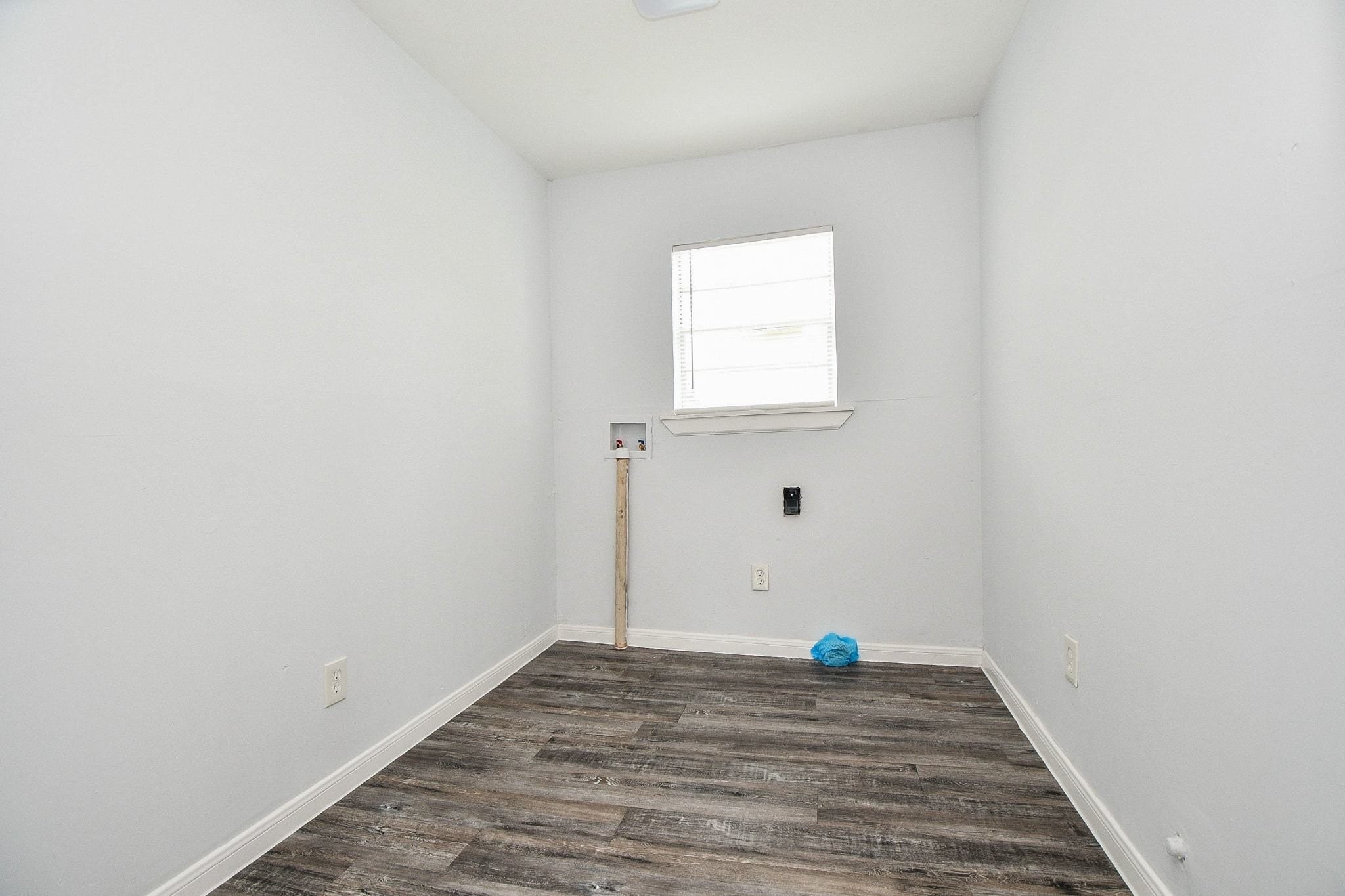 941 Lucky Street Houston, TX 77088 - Photo 10 of 18 Utility room with W/D connections.
