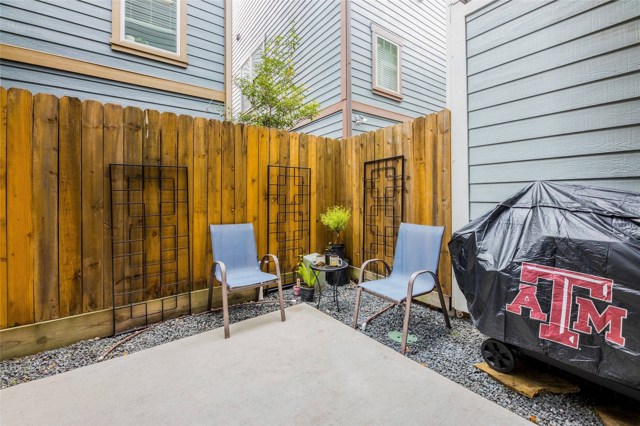 769 Waverly Street Houston, TX 77007 - Photo 26 of 35 a view of a patio with a table and chairs