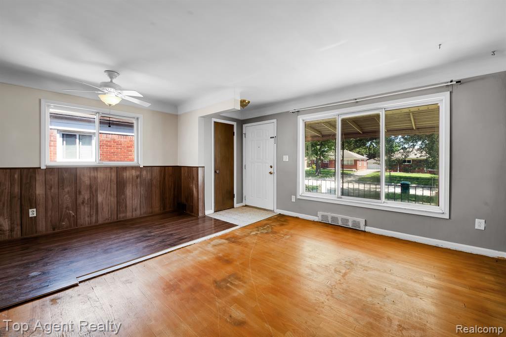 23303 Teppert Avenue Eastpointe, MI 48021 - Photo 7 of 32