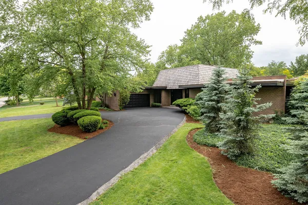 $800,000 | 8100 South Park Avenue, Burr Ridge, IL 60527