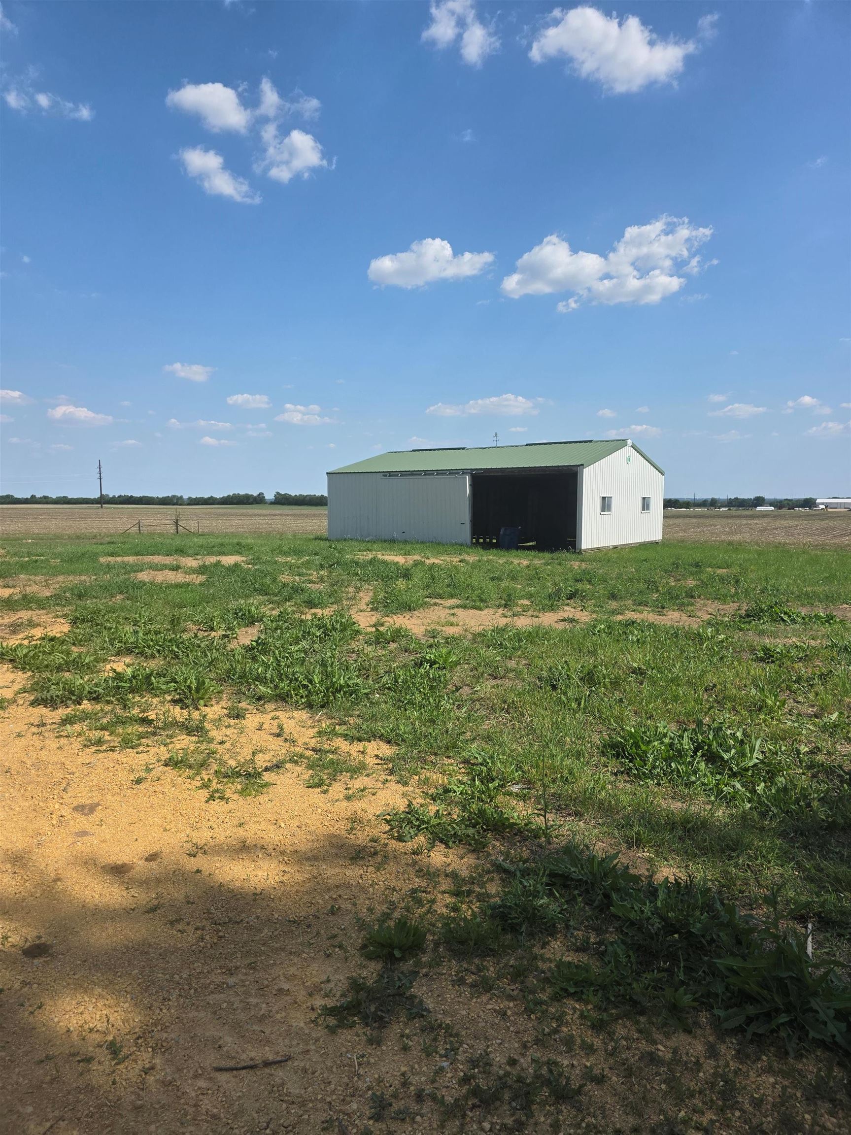 903 Sterling Road Dixon, IL 61021 - Photo 5 of 24 a view of a big room with an ocean space
