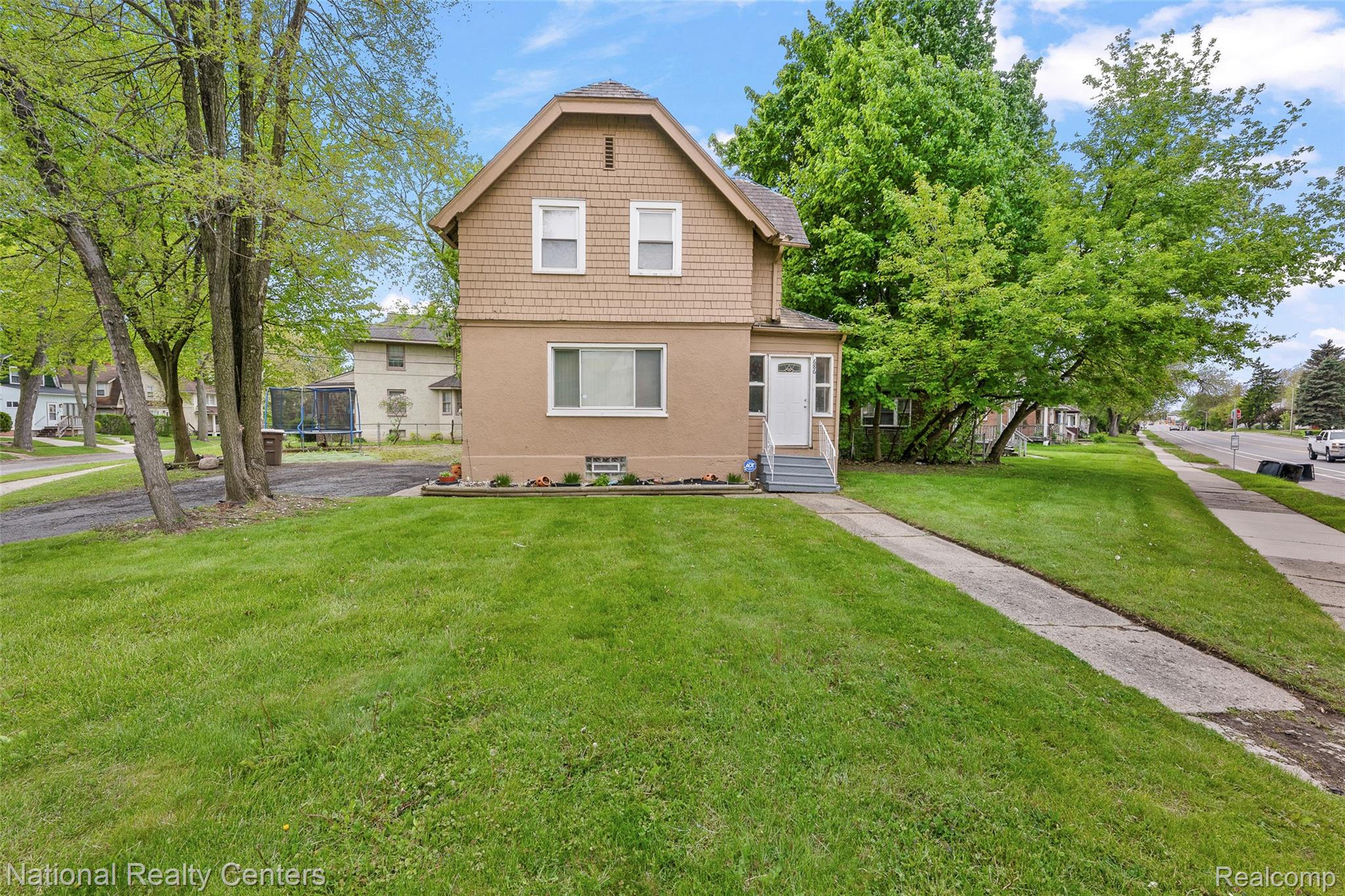 686 Perry Street Pontiac, MI 48342 - Photo 1 of 26 View of front of home featuring a trampoline and a front lawn