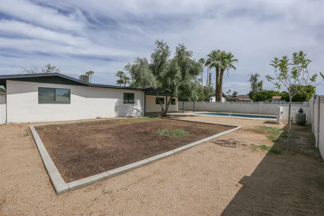 a view of a house with a backyard