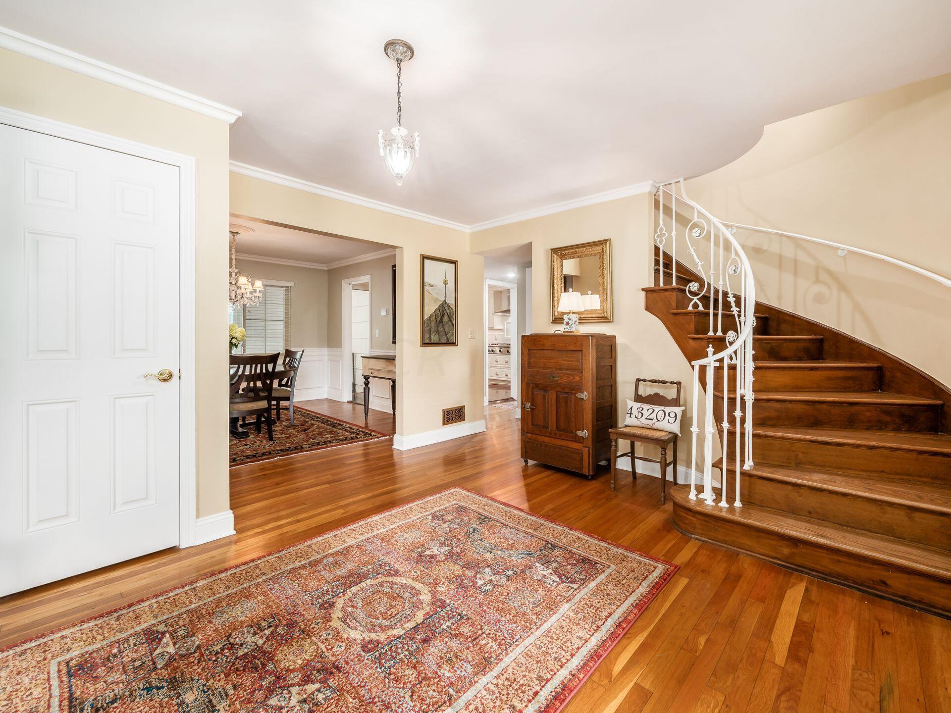 363 South Kellner Road Columbus, OH 43209 - Photo 5 of 72 Foyer