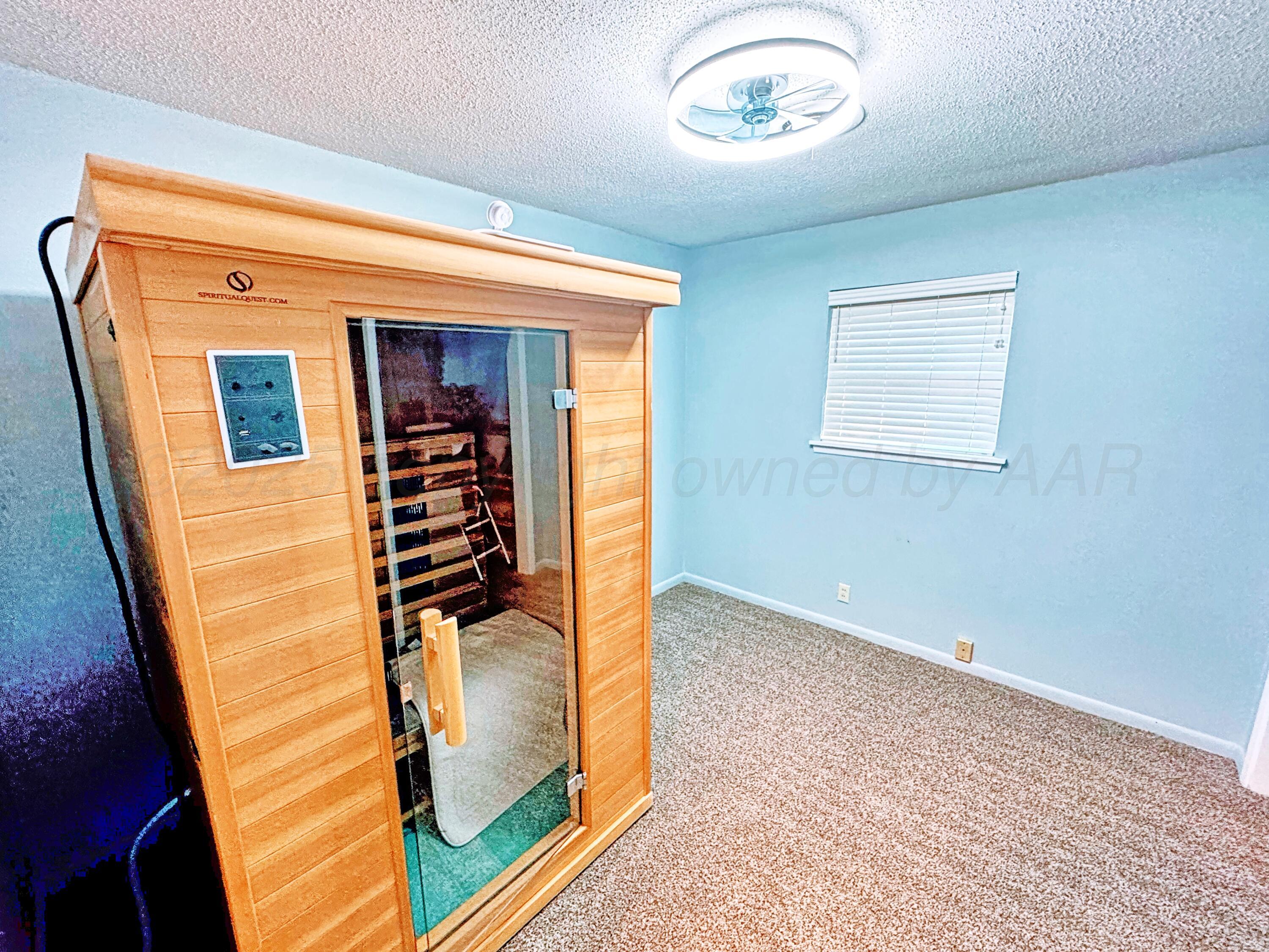 3210 South Ash Street Perryton, TX 79070 - Photo 15 of 28 an entryway view