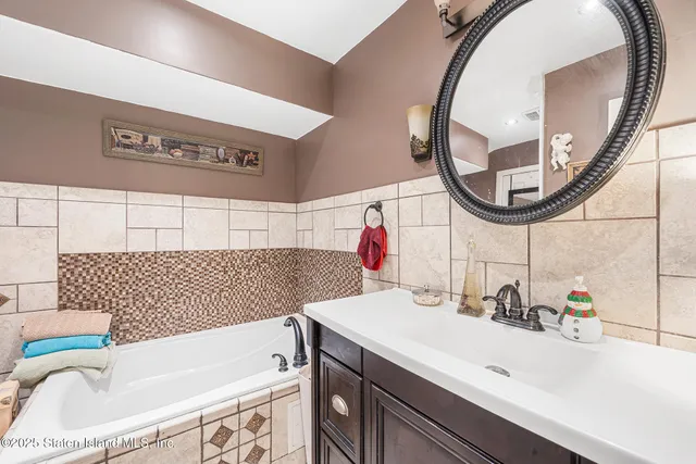 $999,999 | 181 Mosely Avenue | Annadale