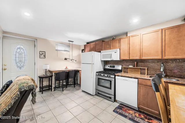 $999,999 | 181 Mosely Avenue | Annadale