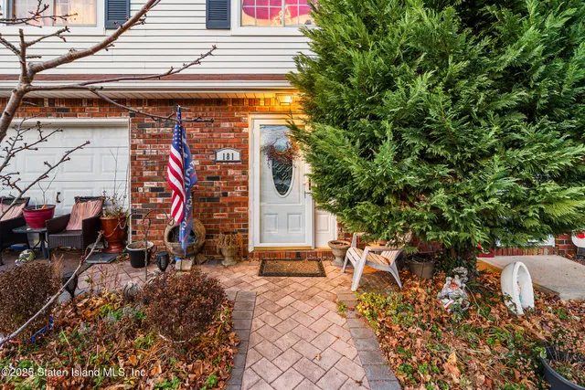 $999,999 | 181 Mosely Avenue | Annadale