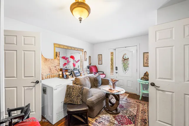 $999,999 | 181 Mosely Avenue | Annadale