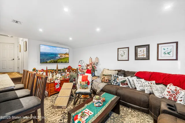 $999,999 | 181 Mosely Avenue | Annadale