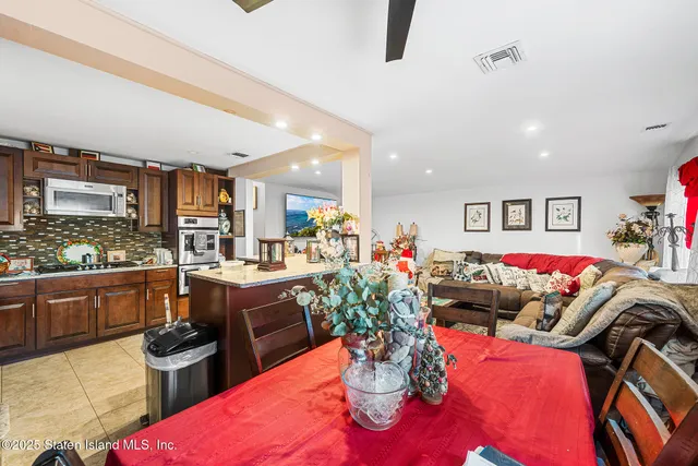 $999,999 | 181 Mosely Avenue | Annadale