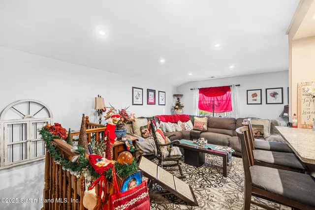 $999,999 | 181 Mosely Avenue | Annadale