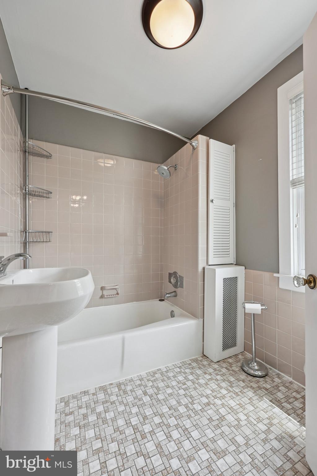 427 Righters Mill Road Gladwyne, PA 19035 - Photo 10 of 16 a bathroom with a sink a toilet and a bathtub