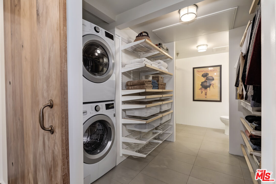 200 North San Fernando Road, Unit 208 Los Angeles, CA 90031 - Photo 19 of 37 a utility room with dryer and washer