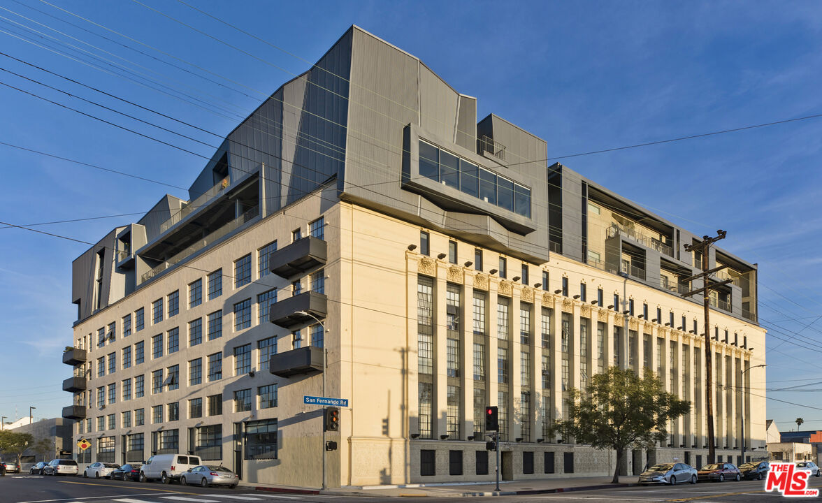 200 North San Fernando Road, Unit 208 Los Angeles, CA 90031 - Photo 28 of 37 a front view of a building