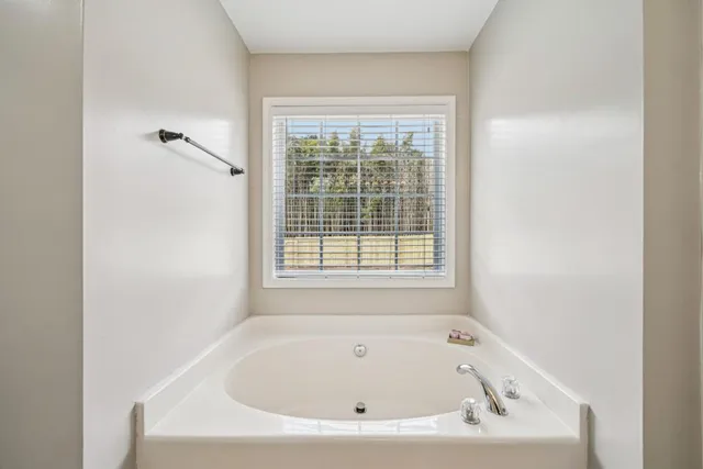 a view of a house with backyard and a area