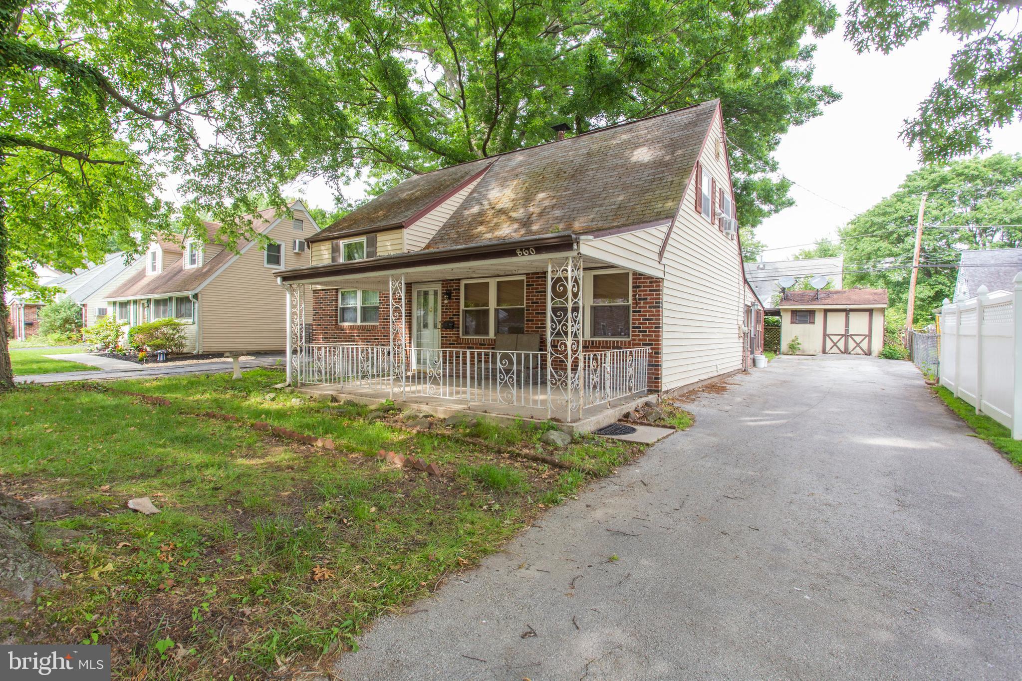 860 Quince Lane Secane, PA 19018 - Photo 2 of 32