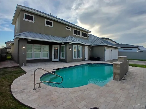 a view of a house with a backyard
