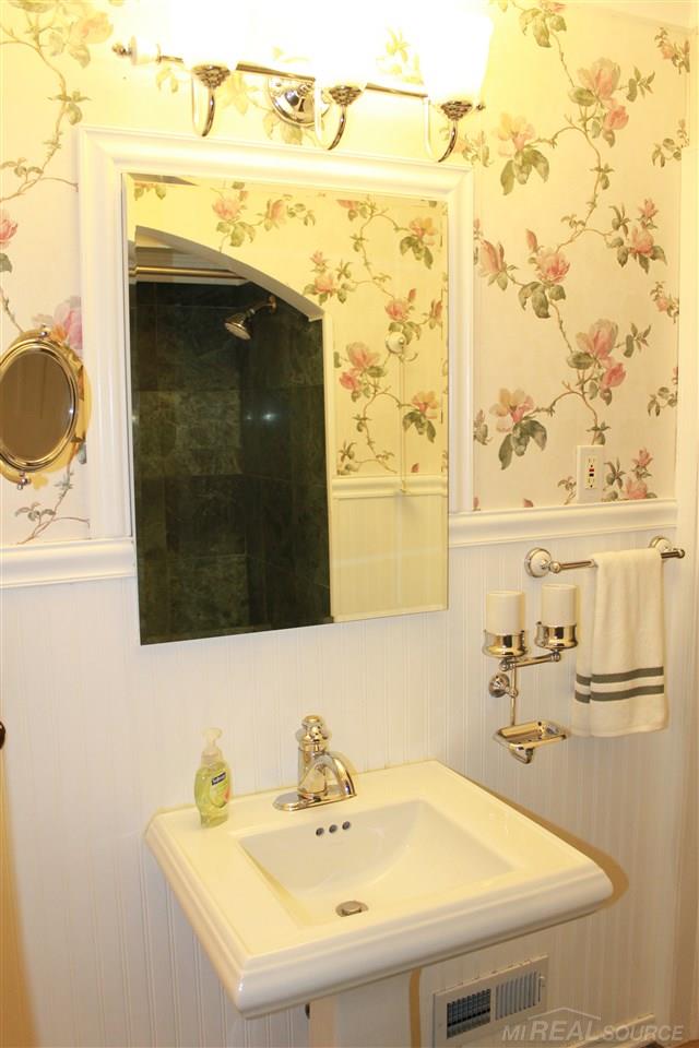 1071 Hampton Road Grosse Pointe Woods, MI 48236 - Photo 19 of 30