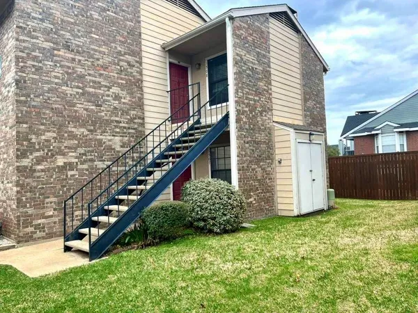 a view of a house with backyard and garden