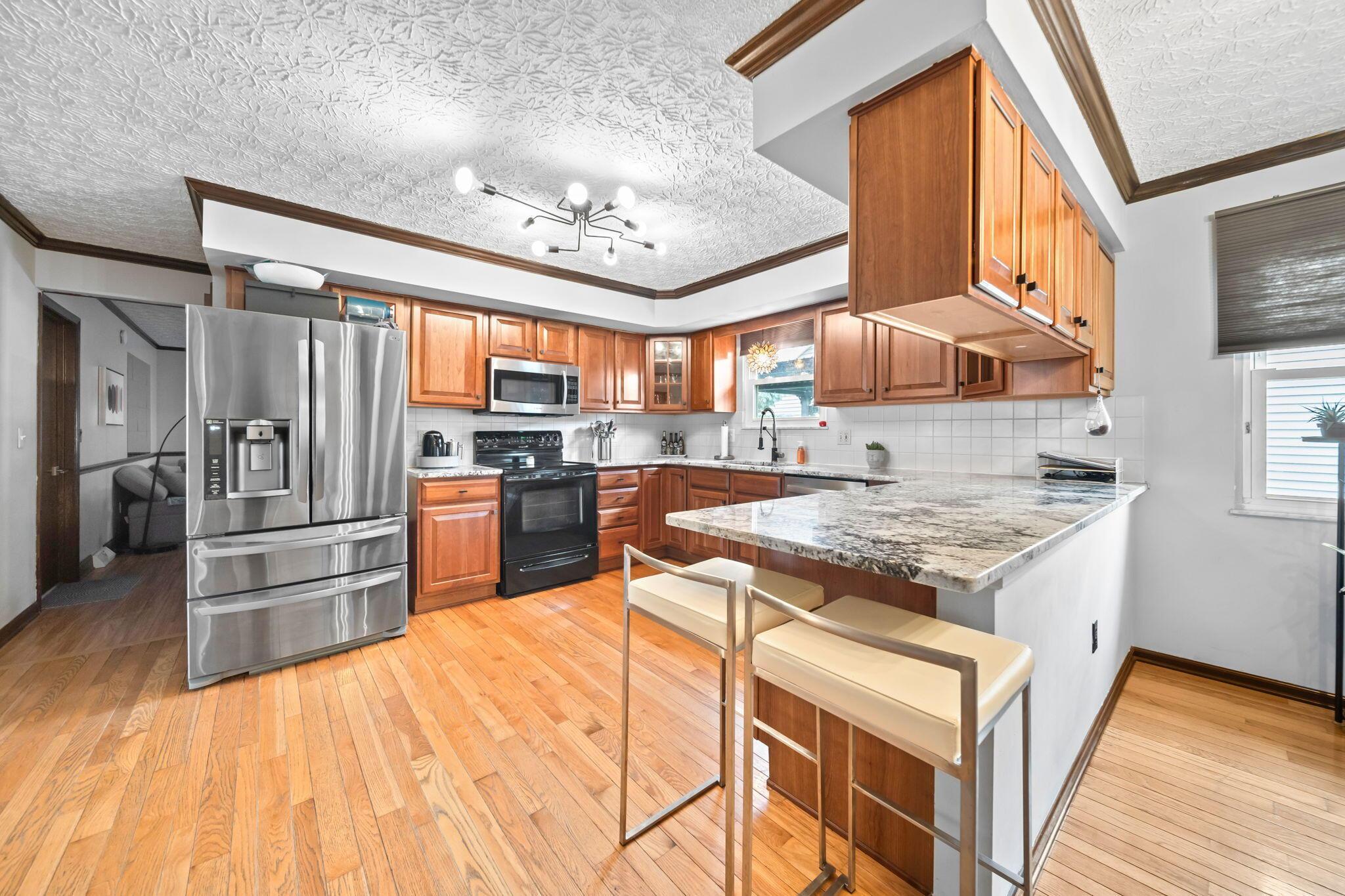 505 Tresham Road Columbus, OH 43230 - Photo 10 of 42 Stunning Kitchen
