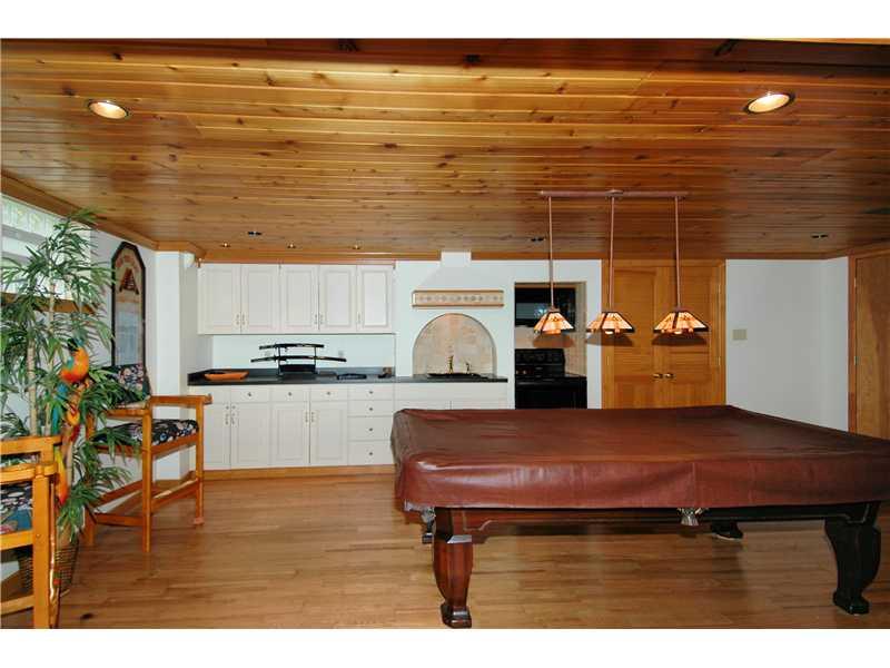 324 McIntyre Road Pittsburgh, PA 15237 - Photo 18 of 25 Great Room. Notice the gorgeous roof and abundant space.