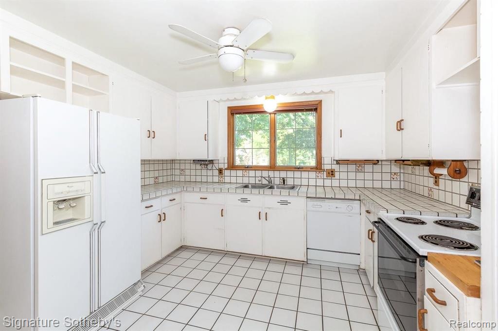 27745 Rackham Drive Lathrup Village, MI 48076 - Photo 9 of 36