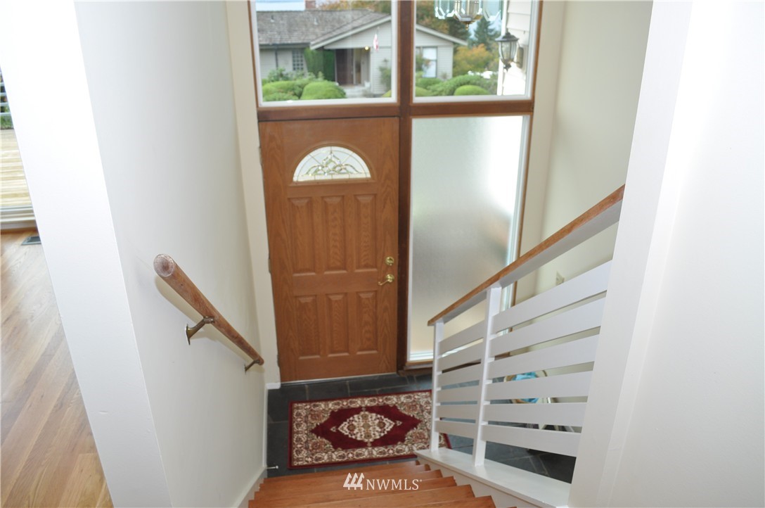 8626 Vashon View Southwest Seattle, WA 98136 - Photo 5 of 25 Gallery Image 5