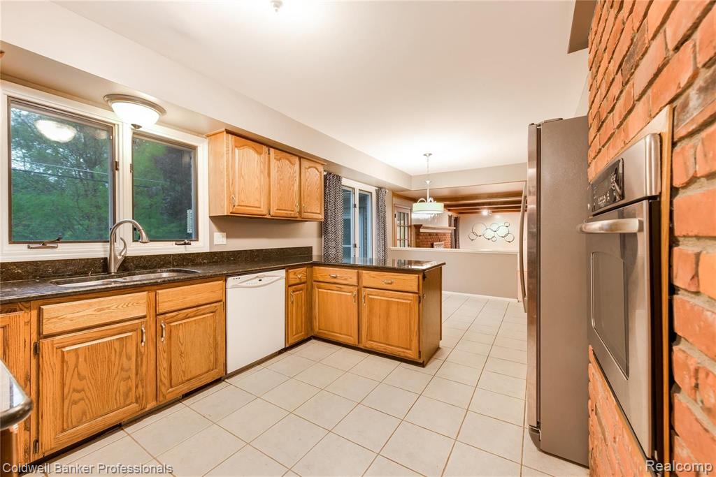 29870 Fox Grove Road Farmington, MI 48334 - Photo 4 of 35