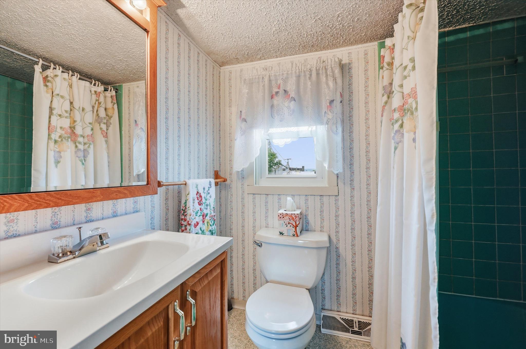 9914 Kelly Road Frederick, MD 21701 - Photo 21 of 30 Hall bathroom