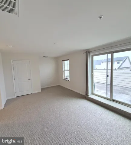 a view of empty room with window