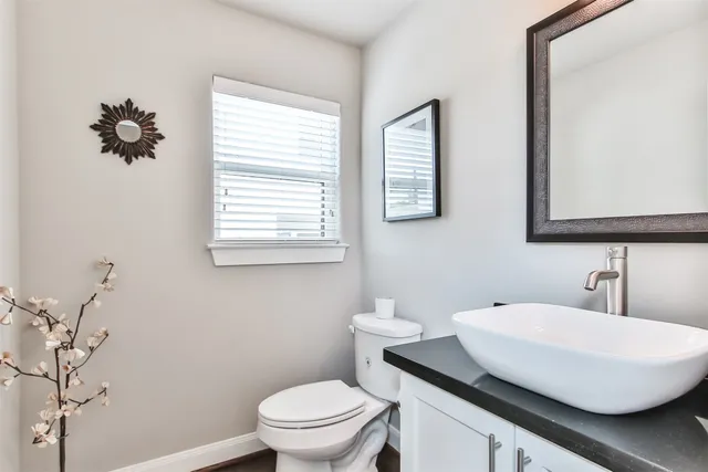 a view of entryway with a front door