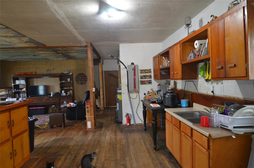334 Cook Road Jacksboro, TX 76458 - Photo 4 of 21 Enter into kitchen