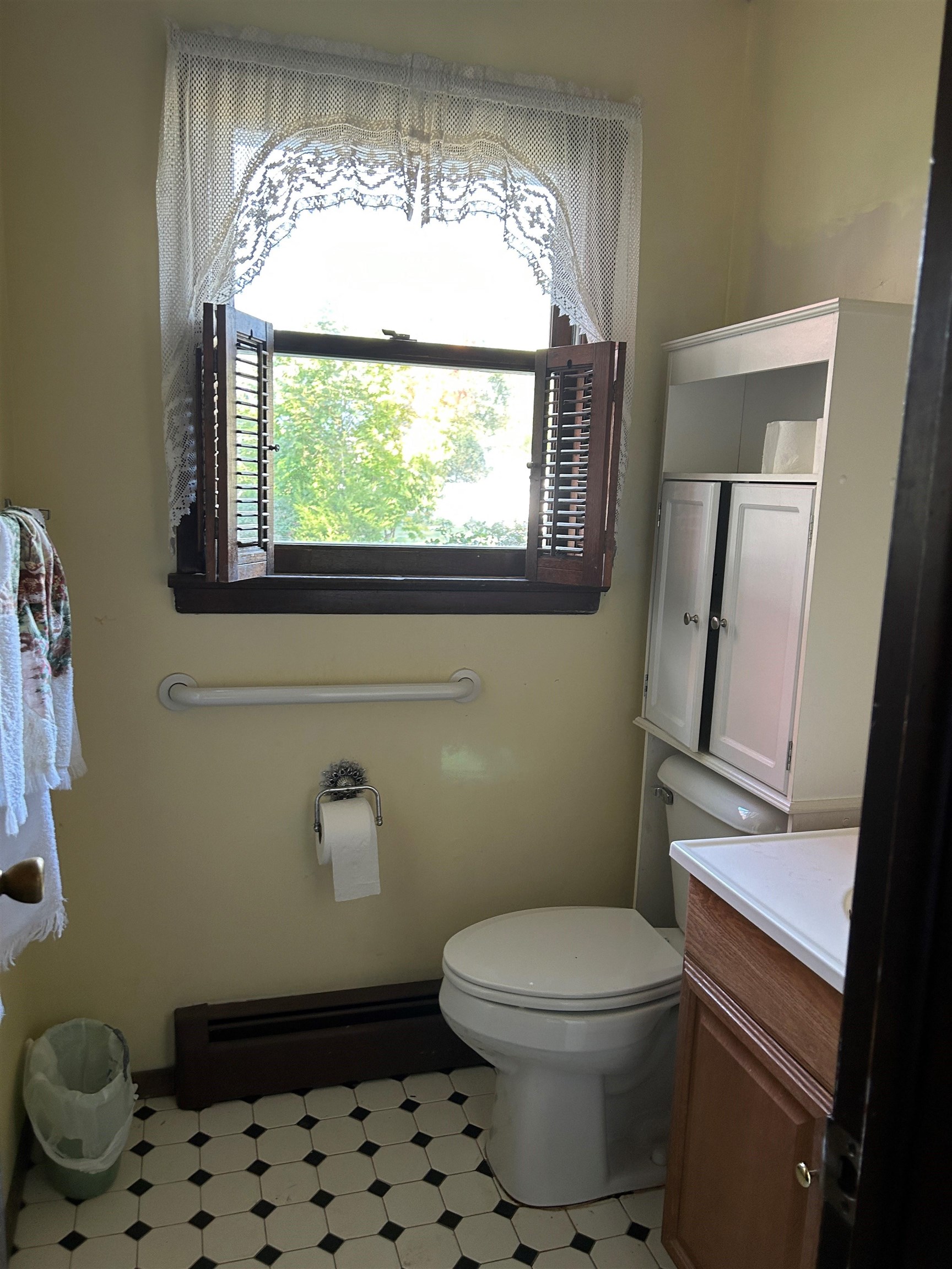 918 Myrna Road Erma, NJ 08204 - Photo 19 of 25 a bathroom with a toilet a sink and a window